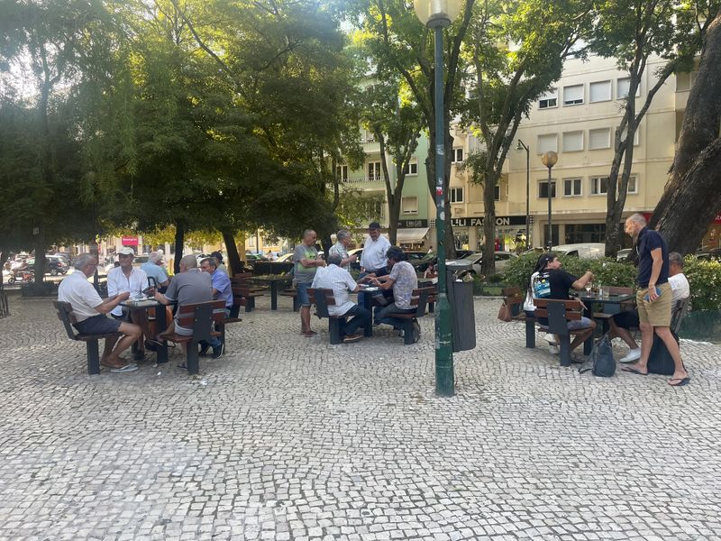 Estátua de Maria da Fonte entre árvores no Jardim da Parada